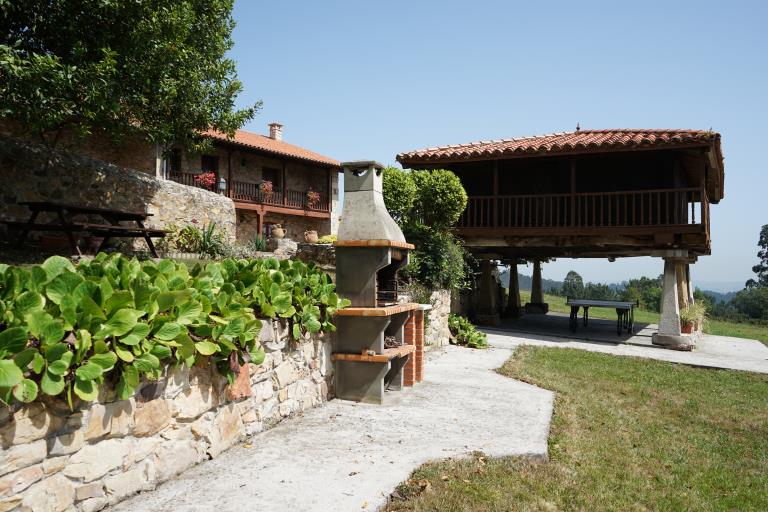 Jardín, corredor y barbacoas