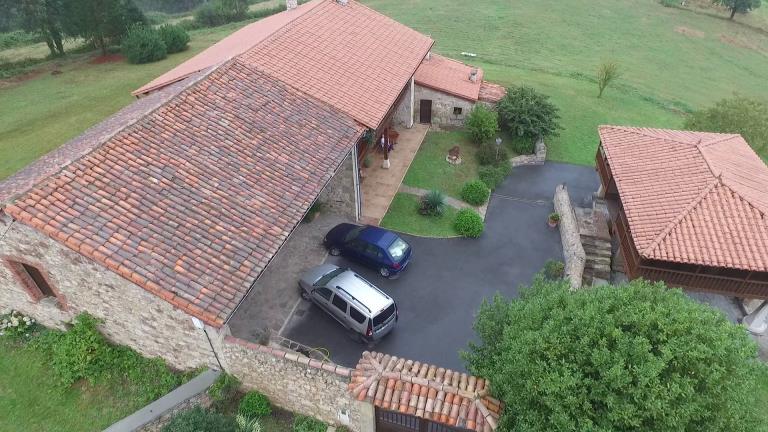 Aparcamiento privado dentro de la finca