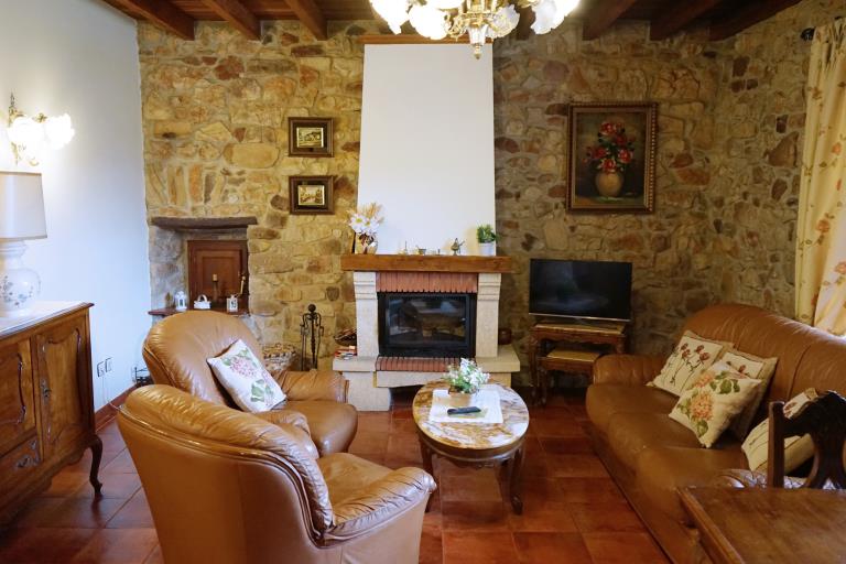 Salón con chimenea y cocina completa